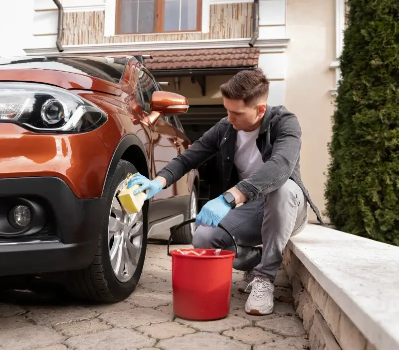 Lavage auto à domicile Méharicourt : professionnel intervenant sur un véhicule